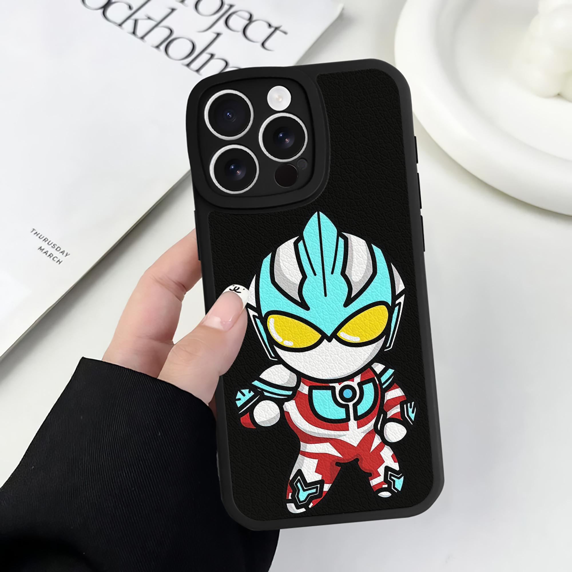 （画像用） ウルトラマン Ultraman 【iPhone 16シリーズ対応】シリコンスマホケース（レザー調） 材質：シリコン
